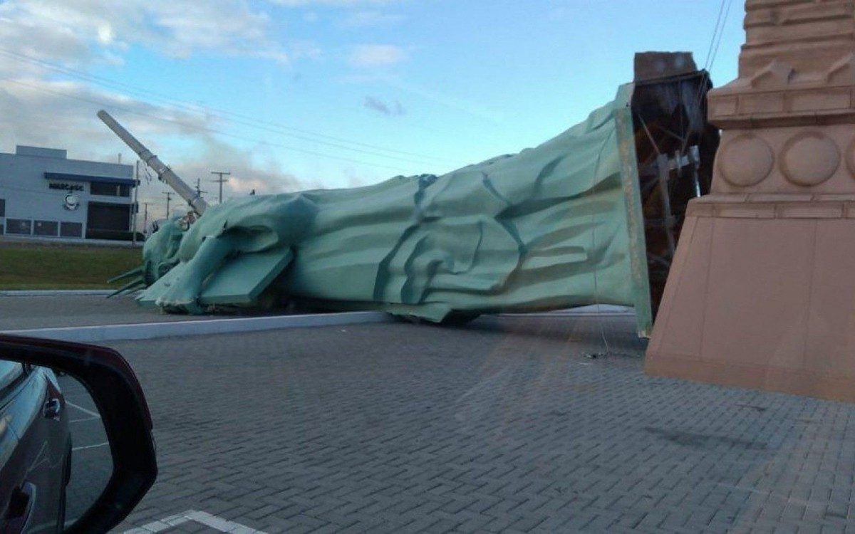 Est&aacute;tua da Liberade da Havan desaba em rodovia
