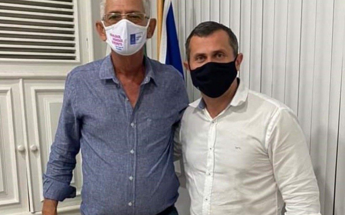 Capit&atilde;o Nelson e Felipe Peixoto no gabinete da Prefeitura gon&ccedil;alense