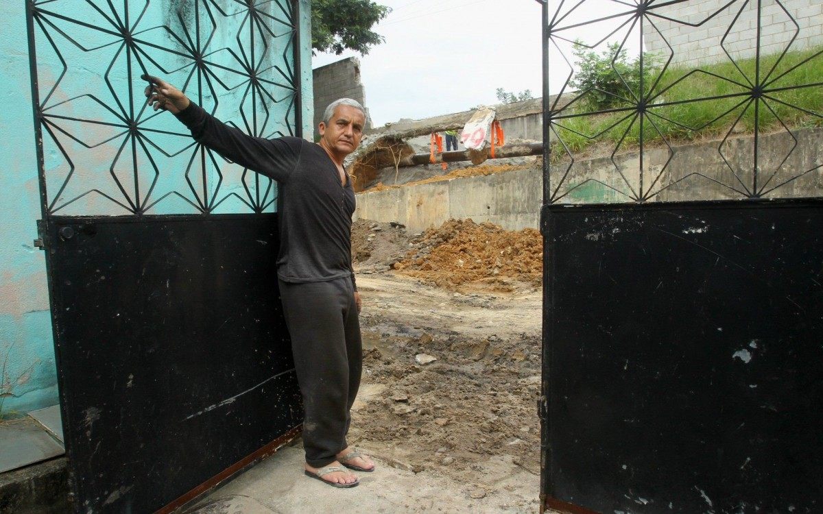 Idavan Ribeiro, morador da Rua Mark Sutton, impedido de guardar o carro em sua garagem