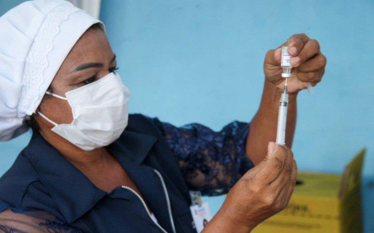 Nesta ter&ccedil;a (25), ser&atilde;o vacinadas pessoas a partir de 60 anos, com comorbidades a partir de 37 anos, profissionais de sa&uacute;de com idade m&iacute;nima de 18 anos que estejam em atividade, com s&iacute;ndrome de Down acima de 18 anos e trabalhadores da sa&uacute;de da linha de frente tamb&eacute;m a partir dos 18