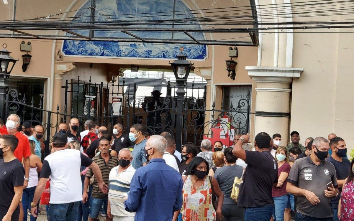 Funcion&aacute;rios foram barrados no port&atilde;o de S&atilde;o Janu&aacute;rio