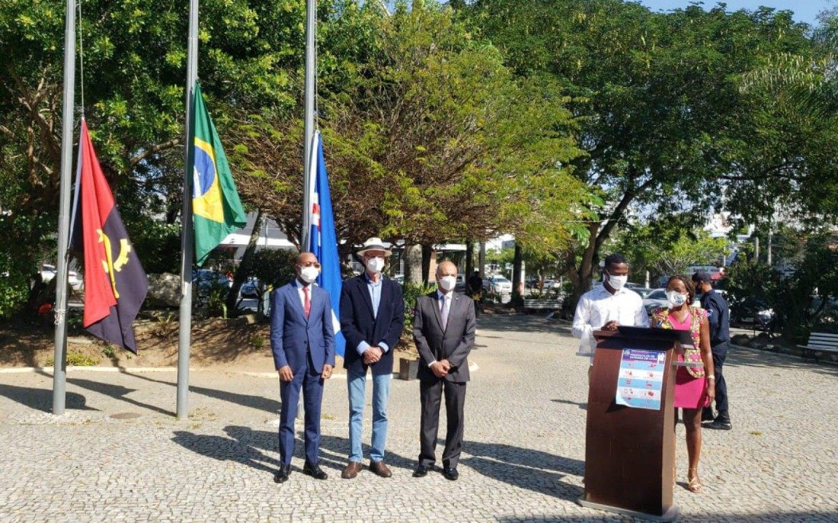 Prefeito de Cabo Frio, José Bonifácio entre os cônsules de Cabo Verde, Pedro António dos Santos; e Angola, Mateus de Sá Miranda, na cerimônia de hasteamento das bandeiras Prefeito de Cabo Frio, José Bonifácio entre os cônsules de Cabo Verde, Pedro António dos Santos; e Angola, Mateus de Sá Miranda, na cerimônia de hasteamento das bandeiras