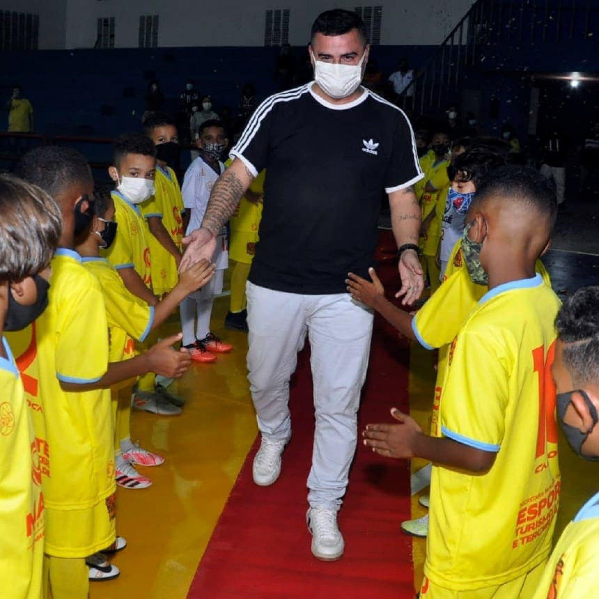 Vander Carioca &eacute; recebido por crian&ccedil;as na quadra maggense. O atleta volta &agrave;s quadras na equipe que estreia em junho na Liga Carioca. - Divulga&ccedil;&atilde;o: Prefeitura de Mag&eacute;.