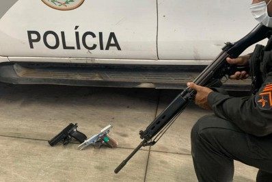 Dupla é baleada após roubo de veículo em Meriti