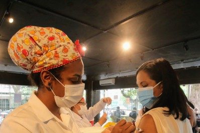 Niterói vacina profissionais da educação pública municipal