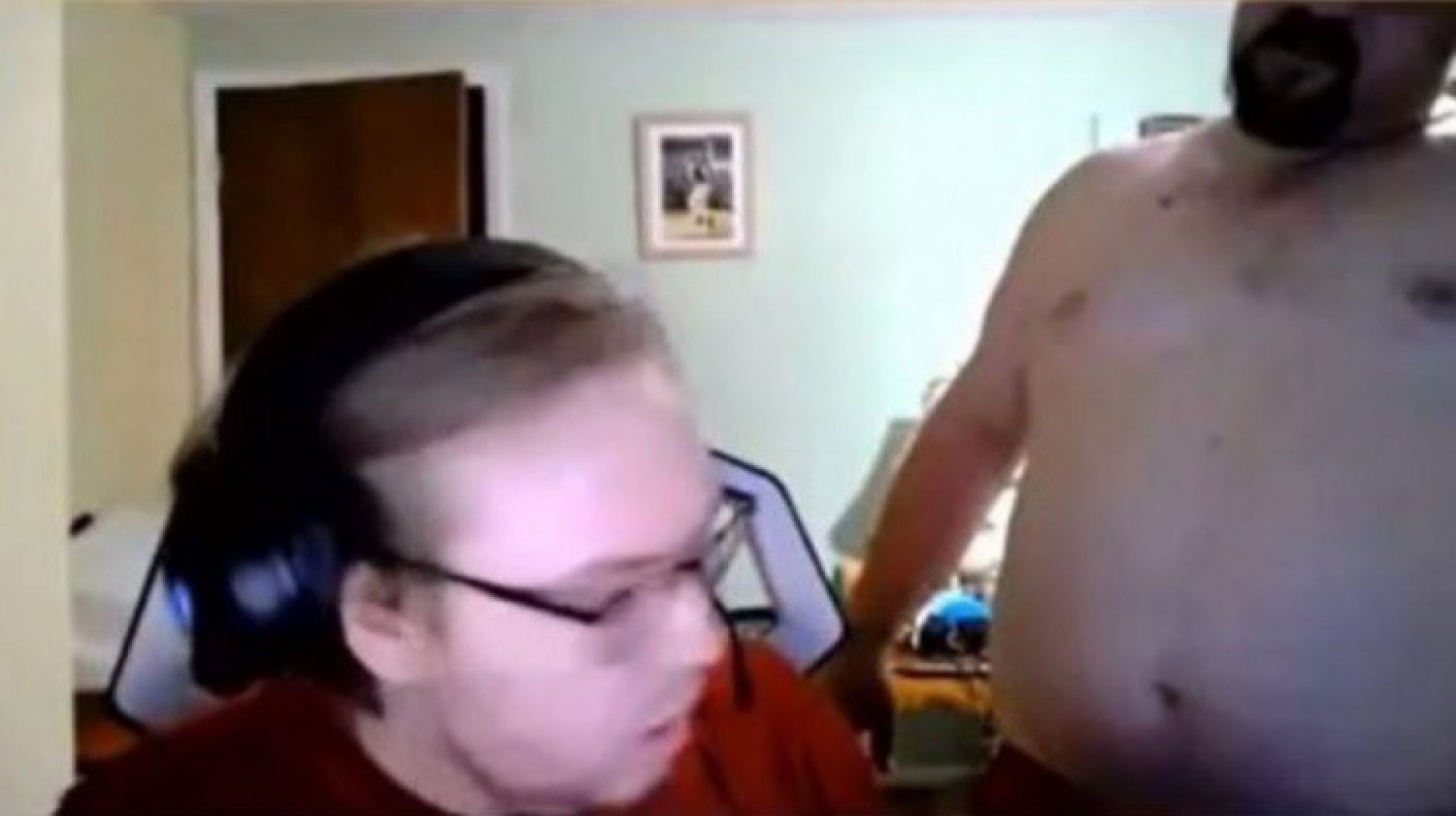 Sem camisa, pai invade quarto do filho durante campeonato online de Counter-Strike