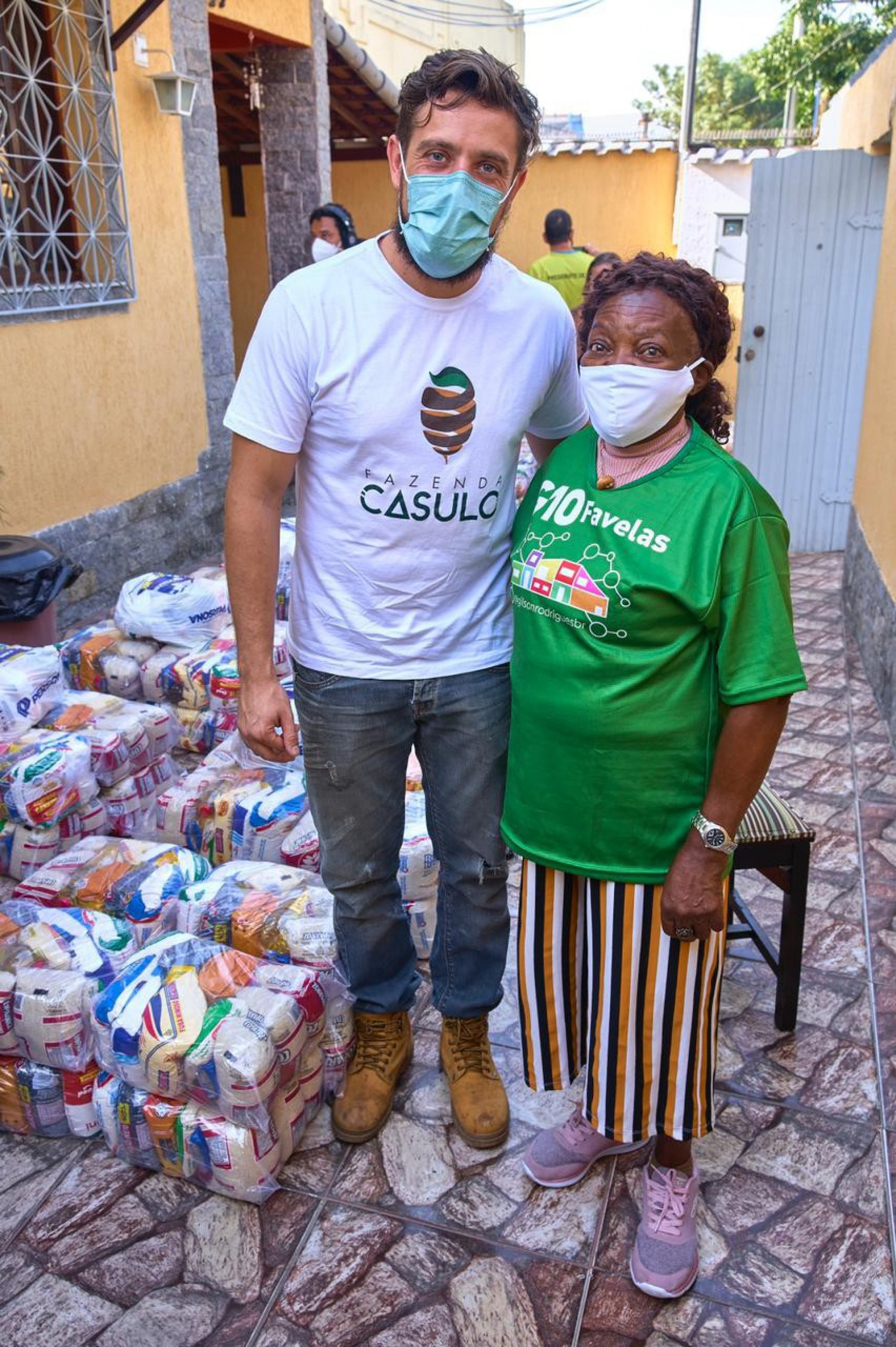 Rafael Cardoso e Mari Bridi doaram uma tonelada e meio de alimentos orgânicos produzidos na fazenda do casal - Divulgação