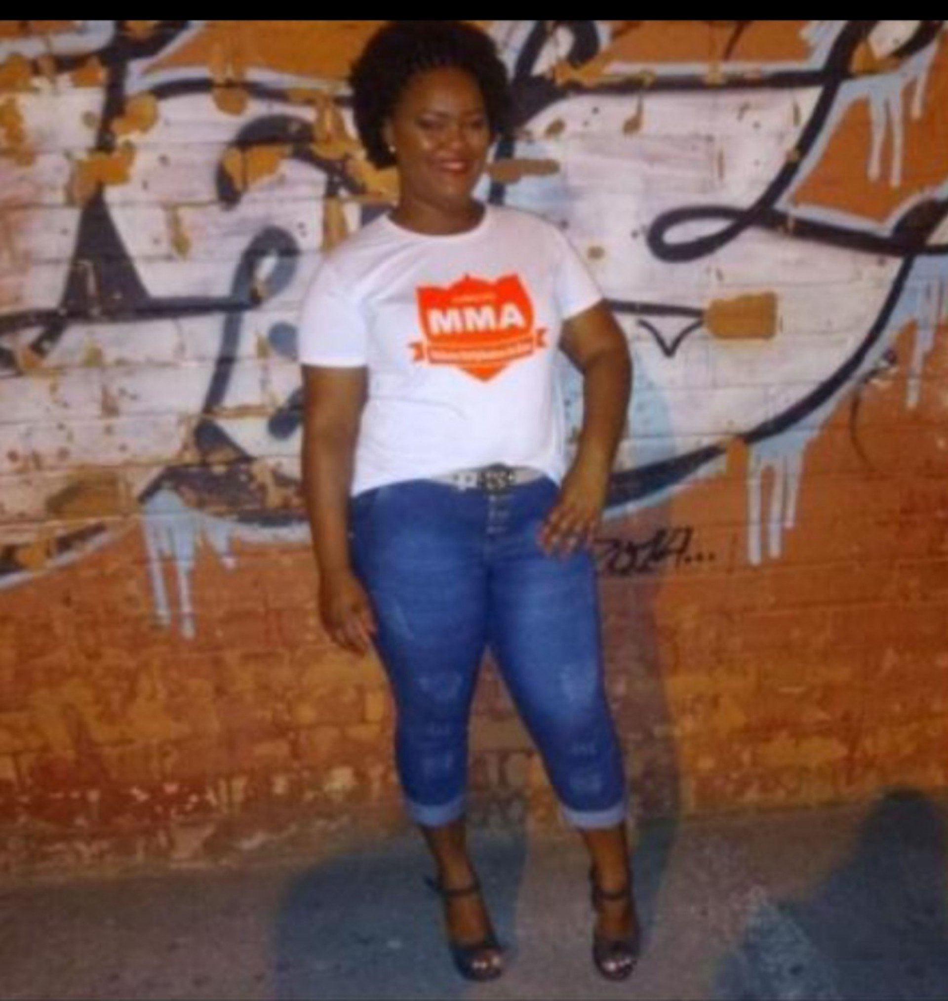 Mulher &eacute; atingida por bala perdida na porta de casa em Maca&eacute;