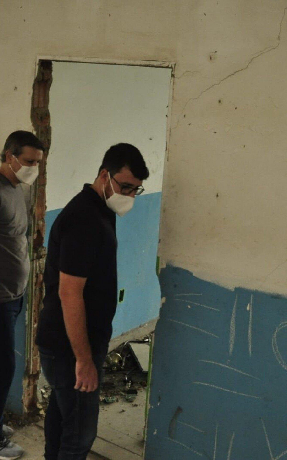 "Muitos alunos saem do seu pr&oacute;prio bairro para estudar e isso n&atilde;o pode mais acontecer porque vamos reconstru&iacute;-la e devolv&ecirc;-la &agrave; popula&ccedil;&atilde;o", disse o prefeito Renato Cozzolino, durante a visita &agrave;s instala&ccedil;&otilde;es na segunda-feira (24/05).