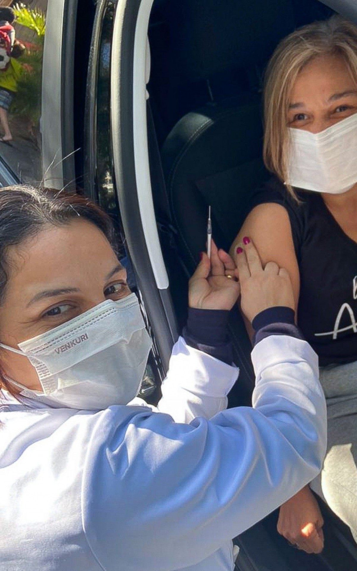 Claudia Rodrigues &eacute; vacinada contra a covid-19 em S&atilde;o Paulo