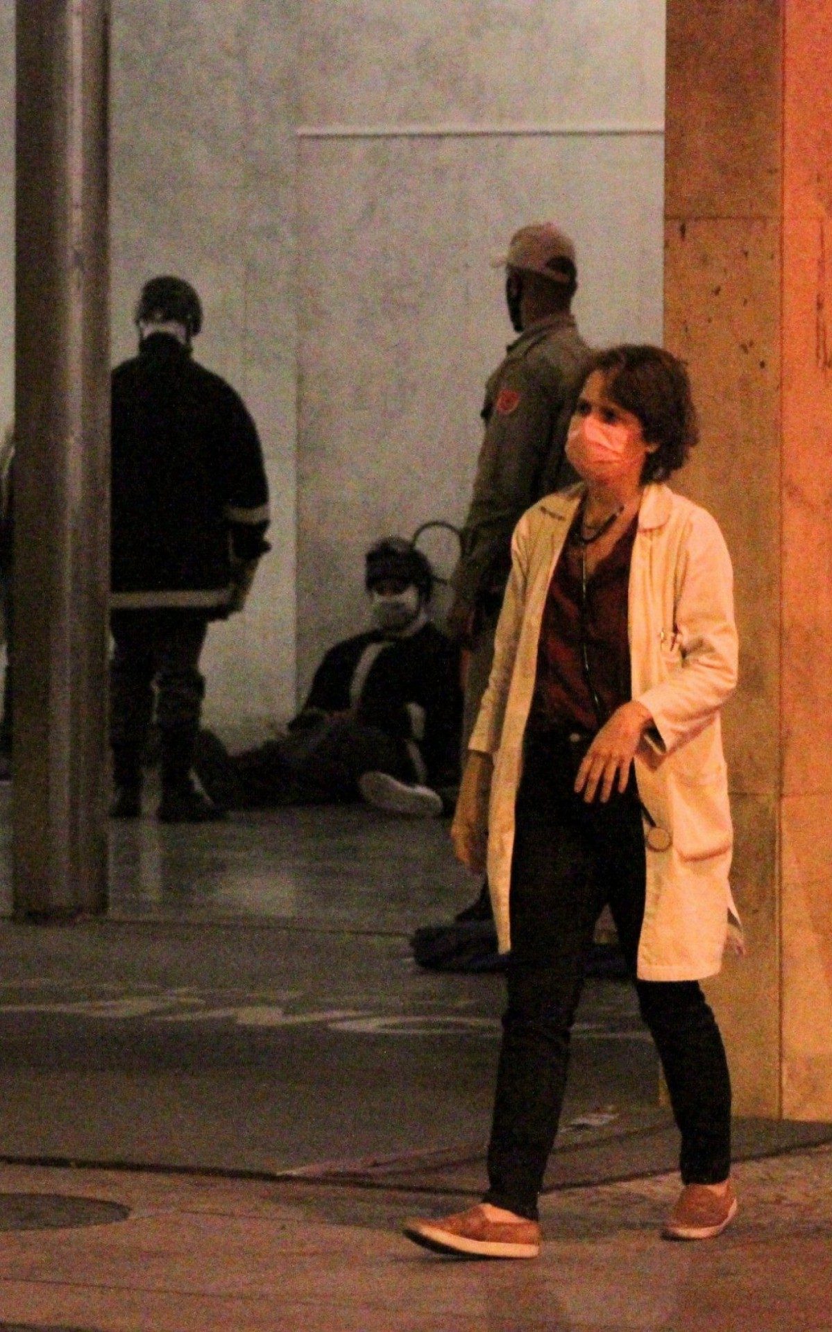 Atores gravam cenas de 'Sob Press&atilde;o' na madrugada desta ter&ccedil;a-feira, no Rio