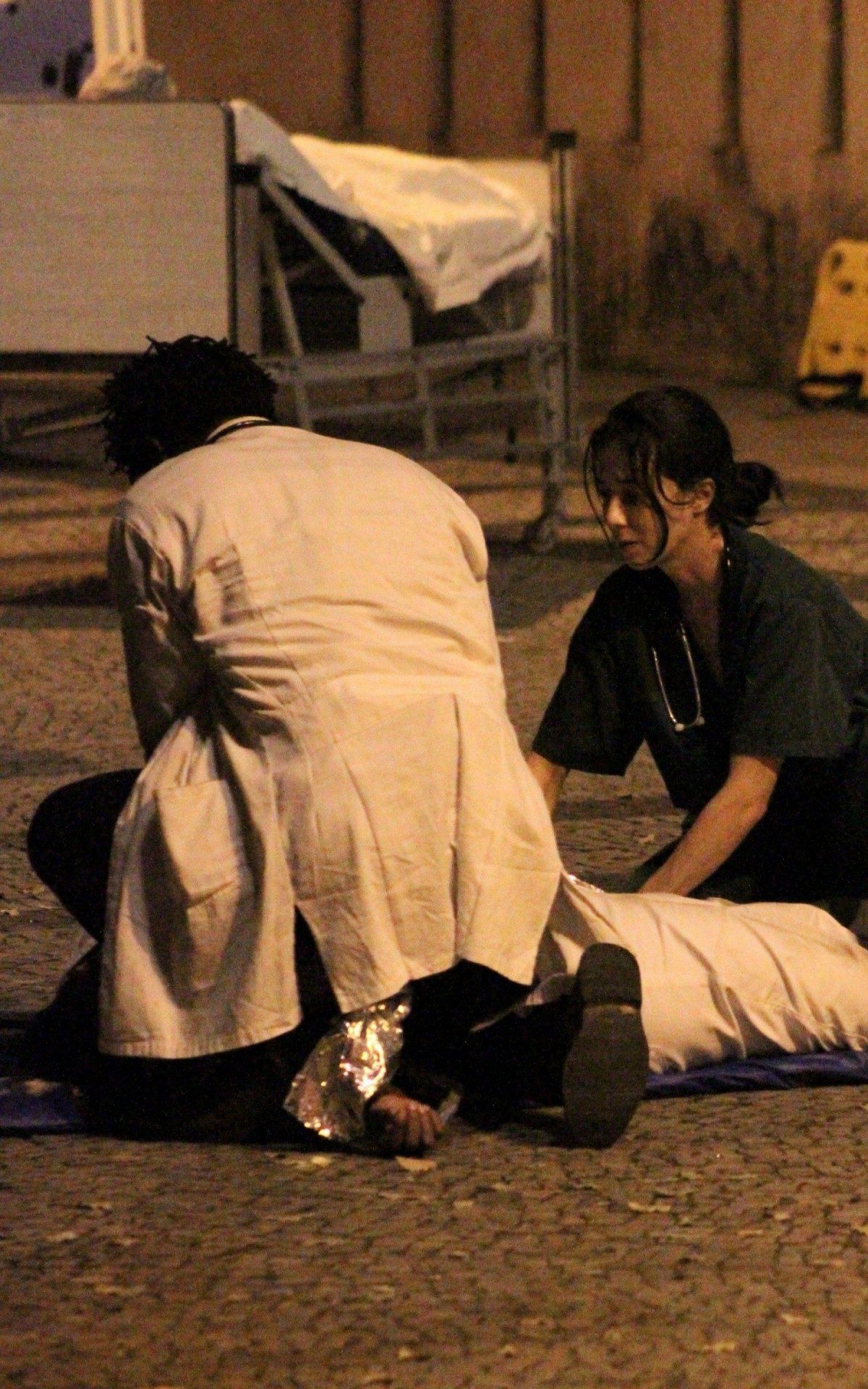 Atores gravam cenas de 'Sob Press&atilde;o' na madrugada desta ter&ccedil;a-feira, no Rio