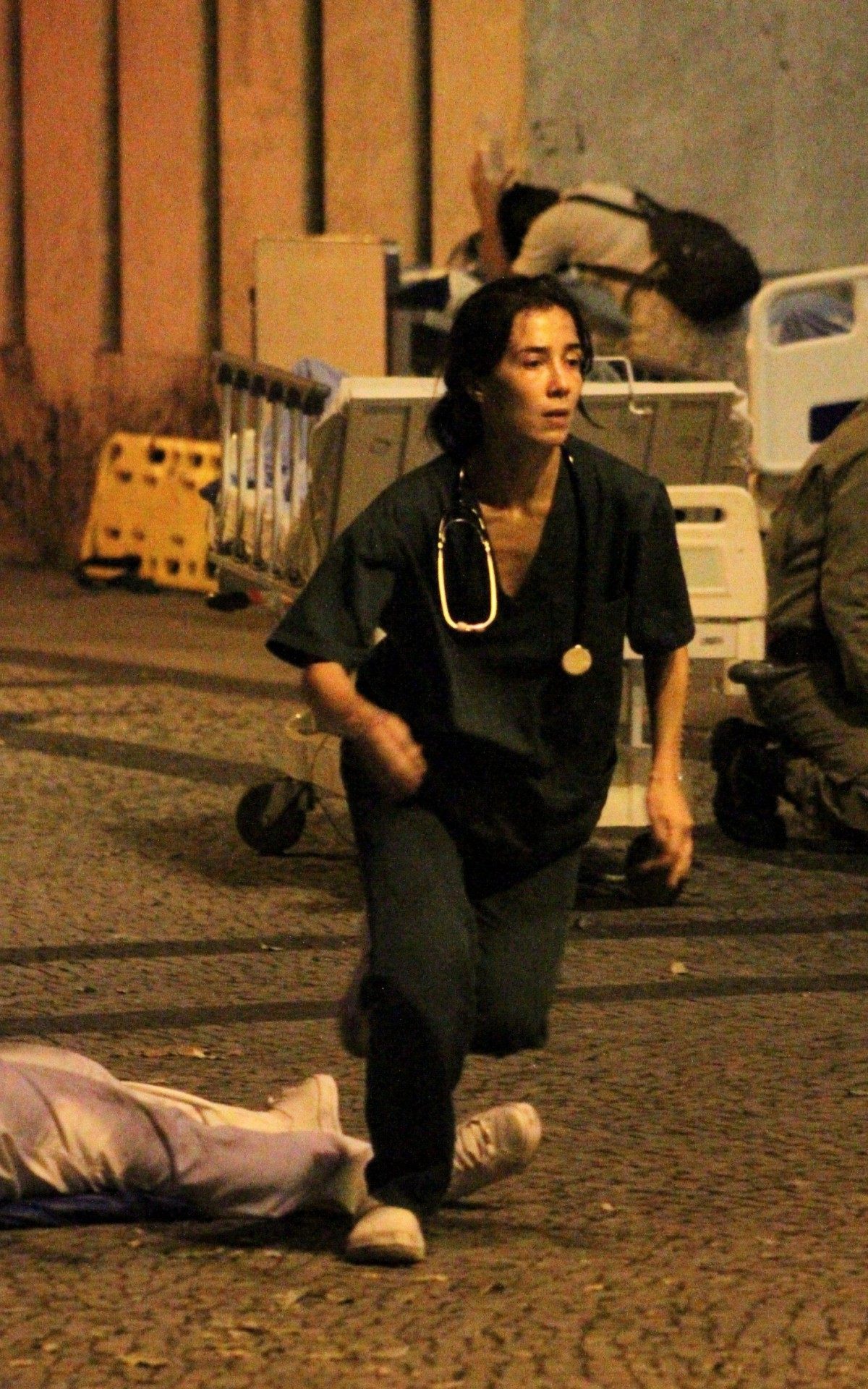 Atores gravam cenas de 'Sob Press&atilde;o' na madrugada desta ter&ccedil;a-feira, no Rio