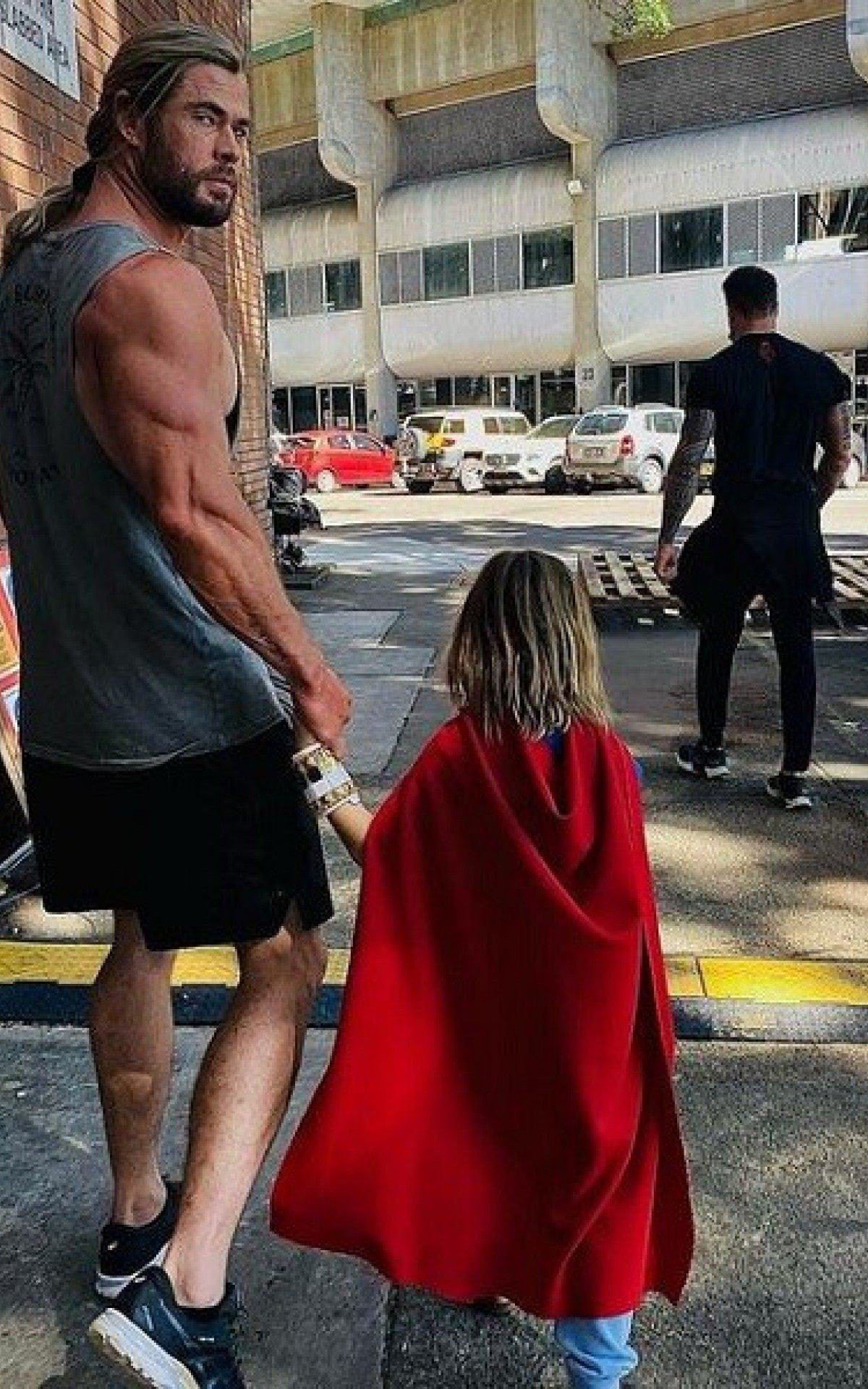 Chris Hemsworth posta foto com filho e vira motivo de piada