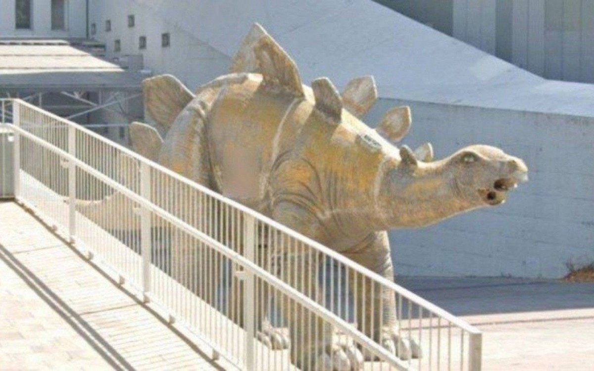 Homem morreu ap&oacute;s ficar preso dentro de uma est&aacute;tua de dinossauro na Espanha