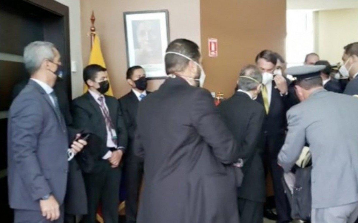 "Estou dando mau exemplo", diz Bolsonaro sem m&aacute;scara no Equador

