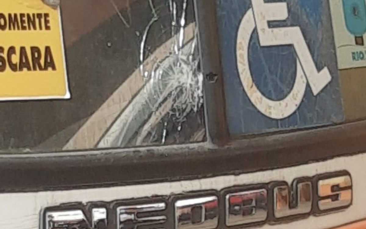 Um dos tiros acertou um &ocirc;nibus; uma adolescente de 16 anos foi atingido de rasp&atilde;o no bra&ccedil;o