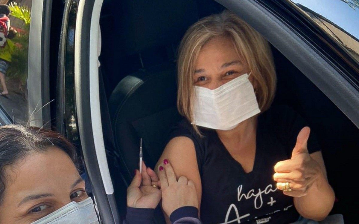 Claudia Rodrigues &eacute; vacinada contra a covid-19 em S&atilde;o Paulo