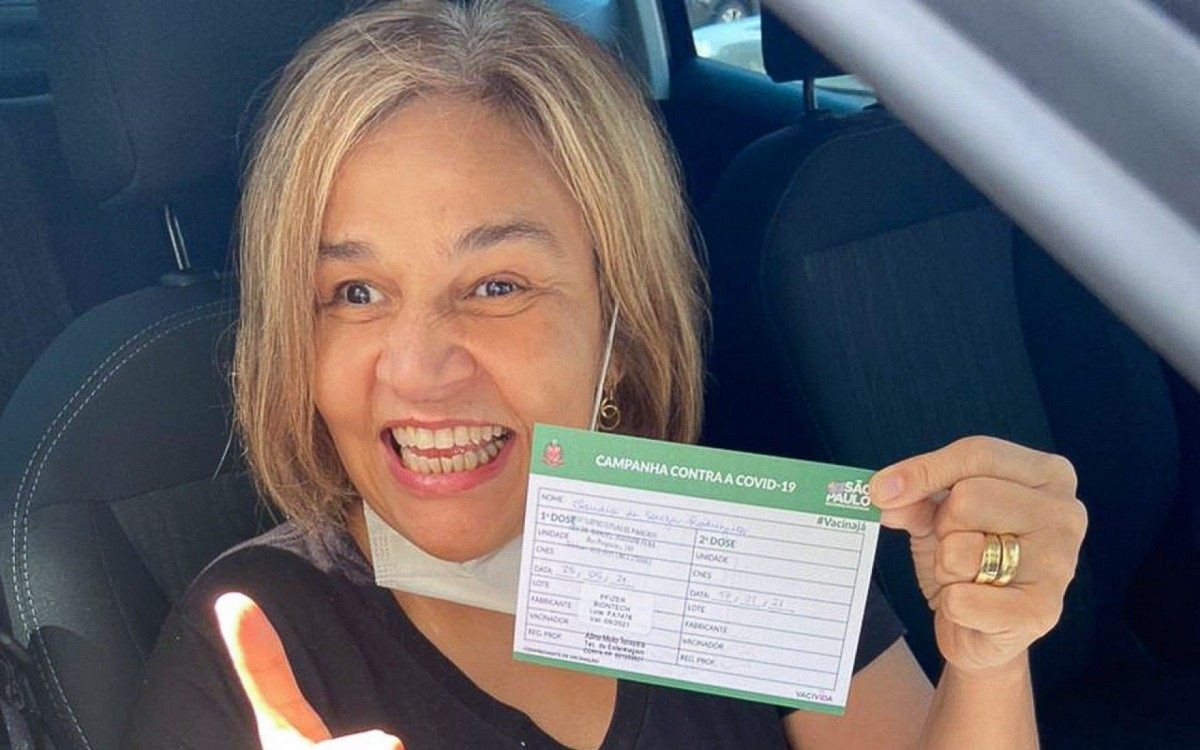 Claudia Rodrigues é vacinada contra a covid-19 em São Paulo