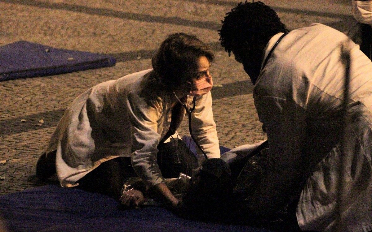 Atores gravam cenas de 'Sob Press&atilde;o' na madrugada desta ter&ccedil;a-feira, no Rio