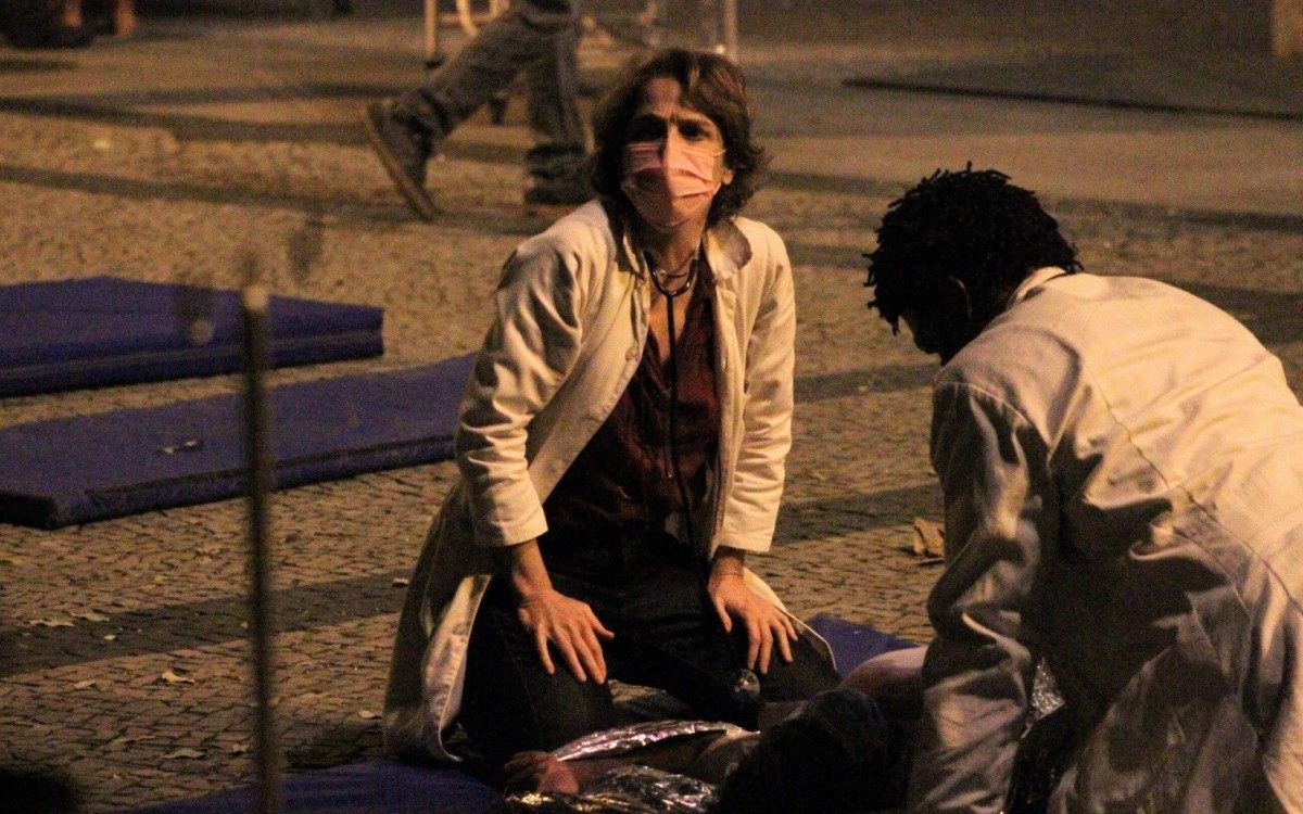 Atores gravam cenas de 'Sob Press&atilde;o' na madrugada desta ter&ccedil;a-feira, no Rio