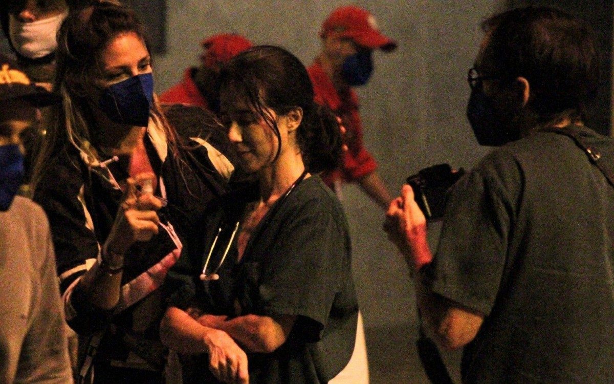 Atores gravam cenas de 'Sob Press&atilde;o' na madrugada desta ter&ccedil;a-feira, no Rio