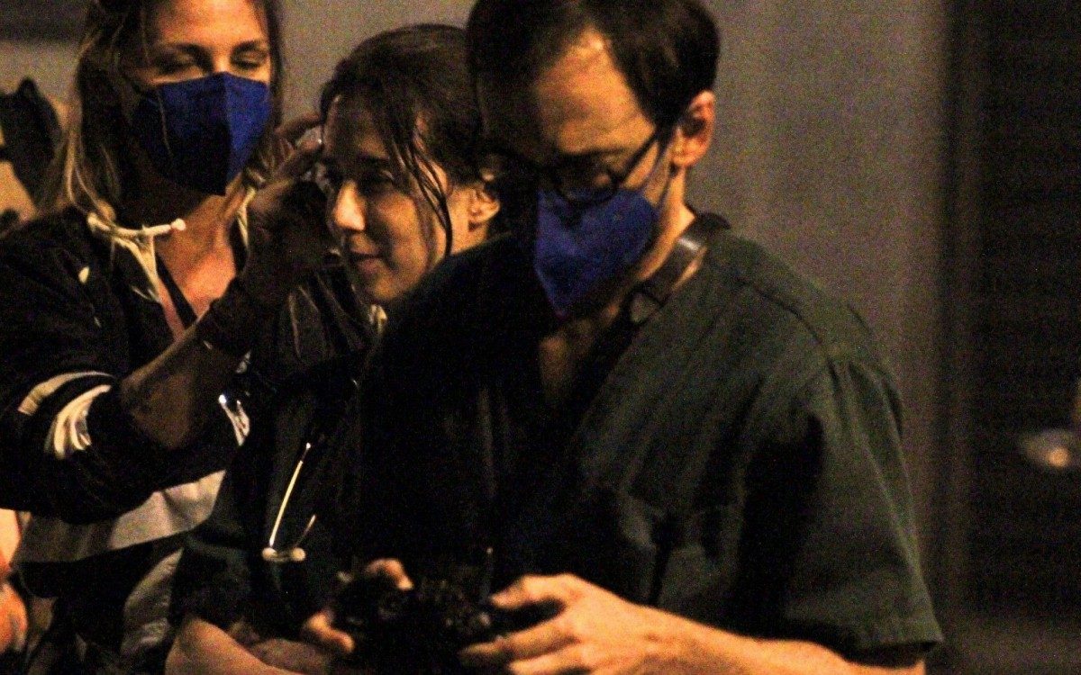 Atores gravam cenas de 'Sob Press&atilde;o' na madrugada desta ter&ccedil;a-feira, no Rio