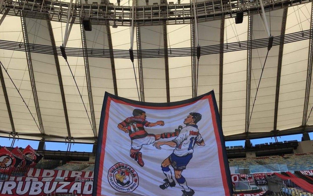 Torcida do Flamengo coloca imagem da voadora de Rom&aacute;rio em jogador do V&eacute;lez na arquibancada do Maracan&atilde;