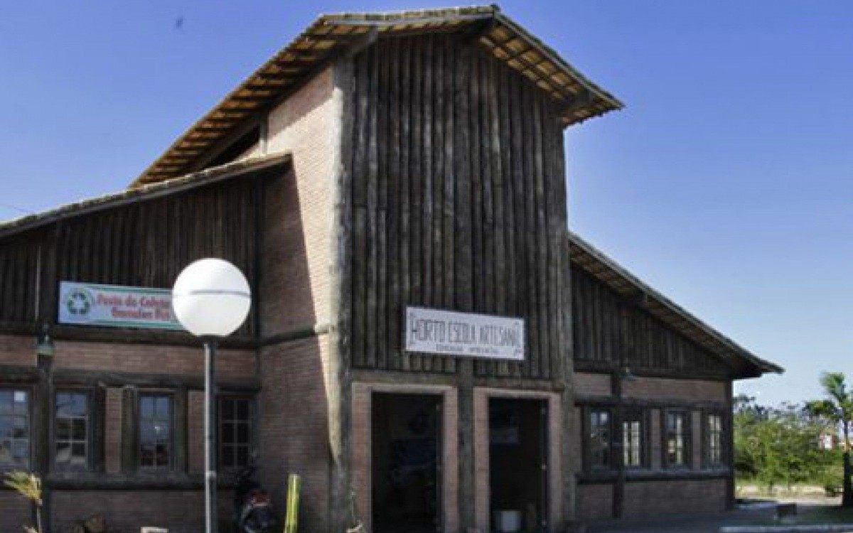 Os interessados, que precisam ser maiores de 18 anos, devem dirigir-se ao Centro de Atendimento ao Trabalhador (CAT), localizado no Horto Escola Artesanal