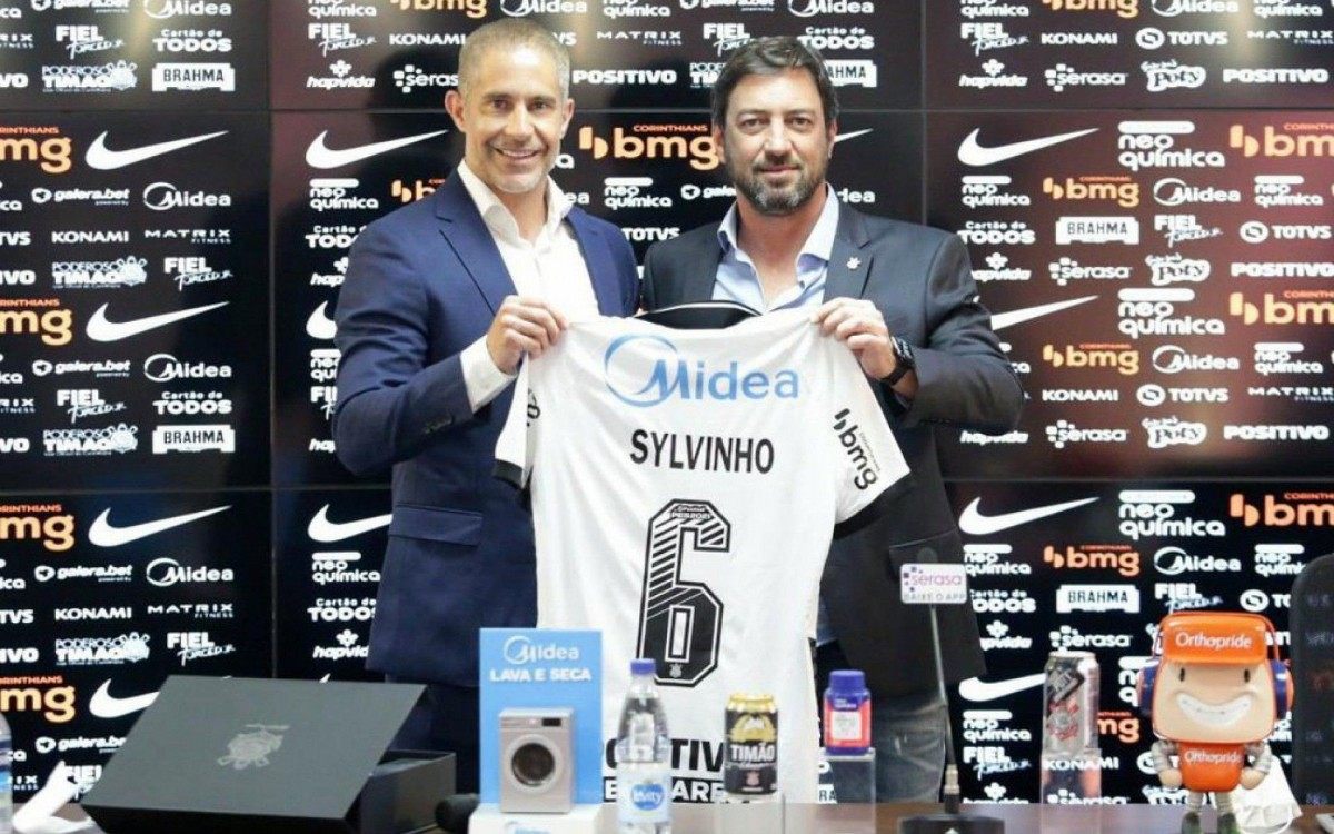 Sylvinho afirma que o time está jogando bem, mas que ainda passa por  construção