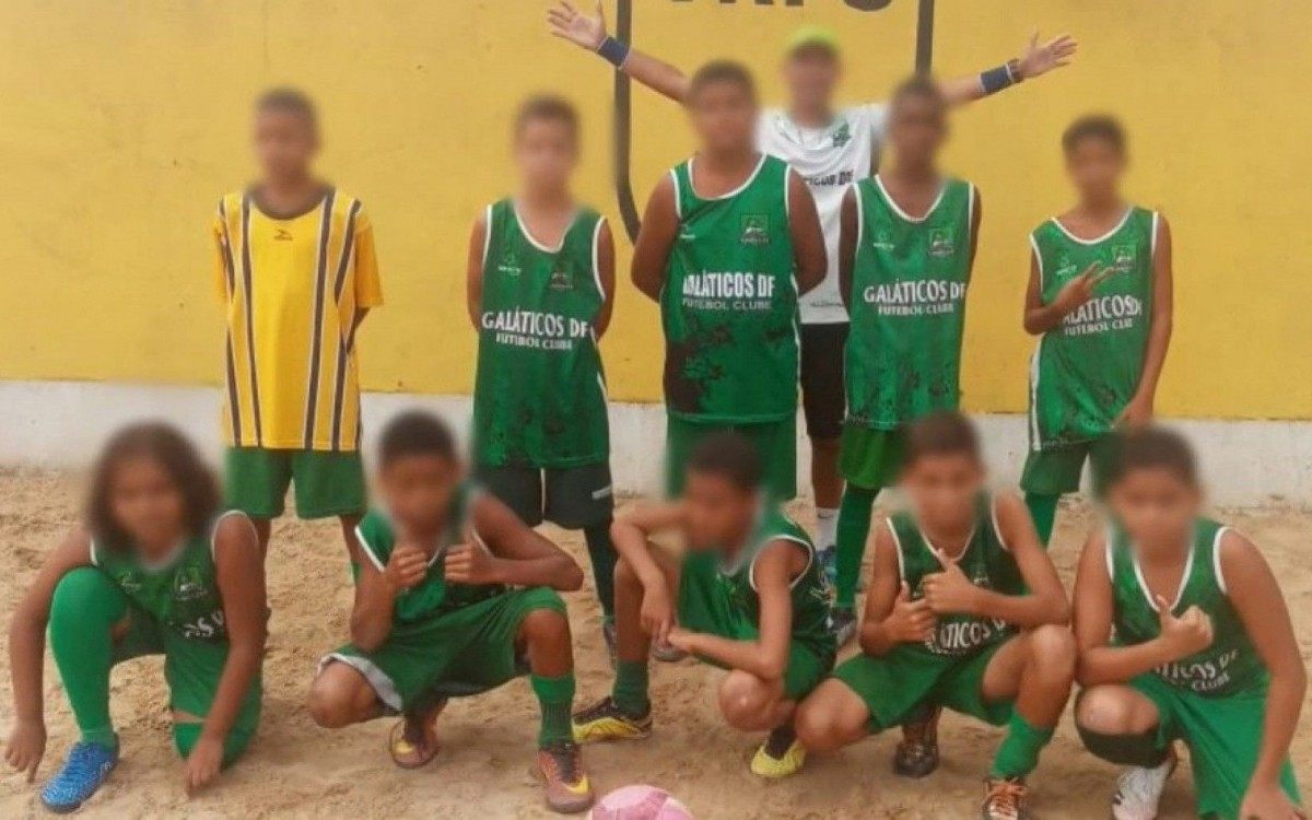 O professor junto com alguns alunos da escolinha em Belford Roxo