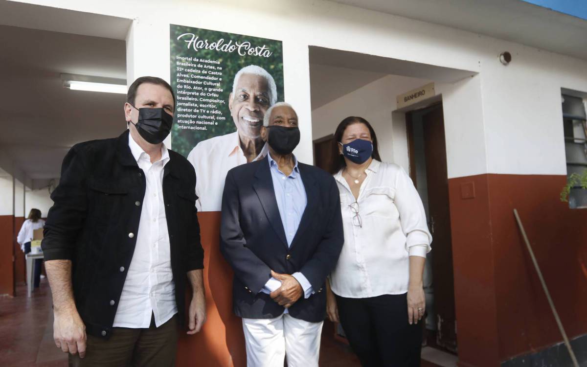 Geral -  Entrega de Unidade de Reinser&ccedil;ao Social na Taquara, zona oeste do Rio, que passa a ser chamar Haroldo Costa. No local, inicia tambem a vacina&ccedil;ao contra a Covid-19 de moradores de rua que utilizam o espa&ccedil;o. Na foto, o prefeito Eduardo Paes e Laura Carneiro, chegam ao local e cumprimentam o homenageado, Haroldo Costa.