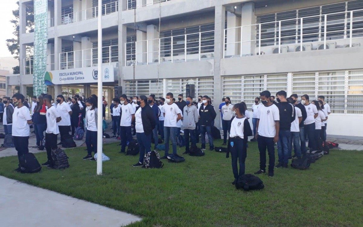 Alunos aglomerando e repetindo discurso com propaganda partid&aacute;ria na Escola C&iacute;vico-Militar Carioca General Abreu