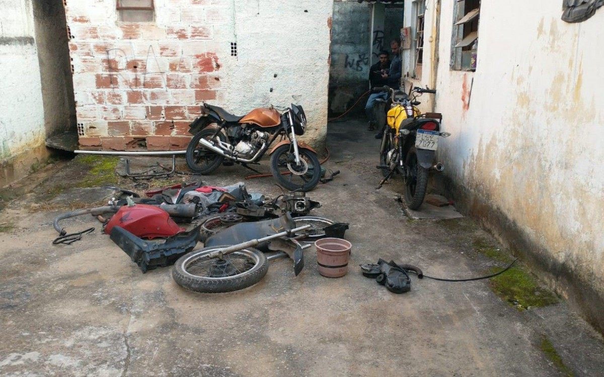 Policiais Civis cumprem sete mandados de busca e apreens&atilde;o em Mag&eacute; nesta ter&ccedil;a (25). Entre os alvos est&atilde;o desmanches clandestinos.