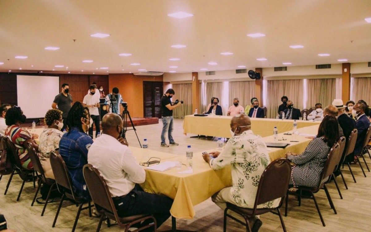 O grupo é formado por representantes das secretarias de Educação, de Cultura, da Coordenadoria de Igualdade Racial, Chefia de Gabinete, do Conselho Municipal de Educação, Conselho Municipal de Cultura, do Sindicato dos Professores, do Sindicato dos Professores da Região dos Lagos (Sinpro) e representante estudantil do Instituto Federal Fluminense 