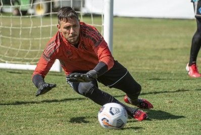 Com volta de Diego Alves, Flamengo divulga relacionados para clássico contra o Fluminense