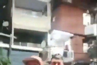 Arrascaeta é flagrado subindo a Rocinha de moto sem capacete e cria polêmica na internet