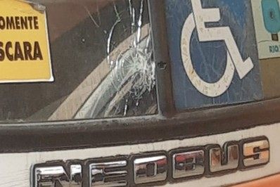 Assalto e troca de tiros no centro de Petrópolis assusta população