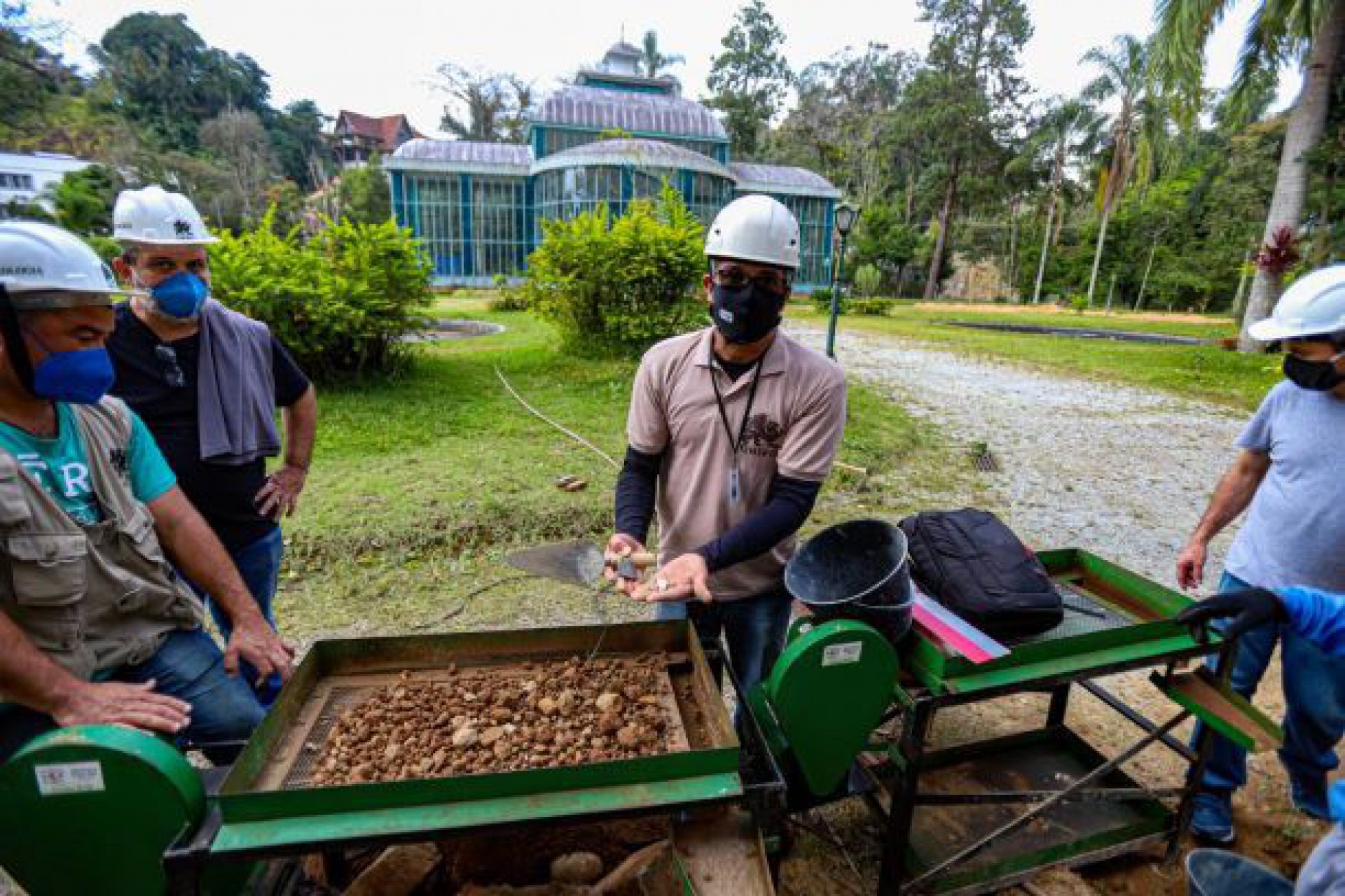 Trabalho arqueol&oacute;gico no Pal&aacute;cio de Cristal pode resultar em descoberta de material do s&eacute;culo XIX
