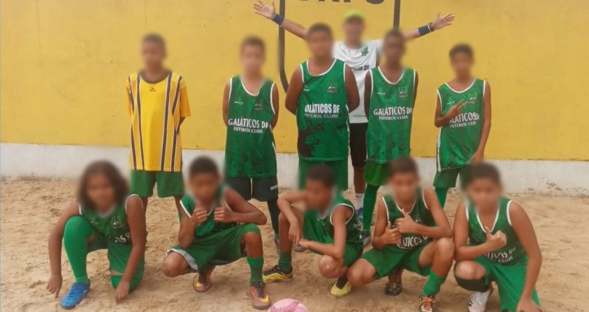 O professor junto com alguns alunos da escolinha em Belford Roxo - Reprodução