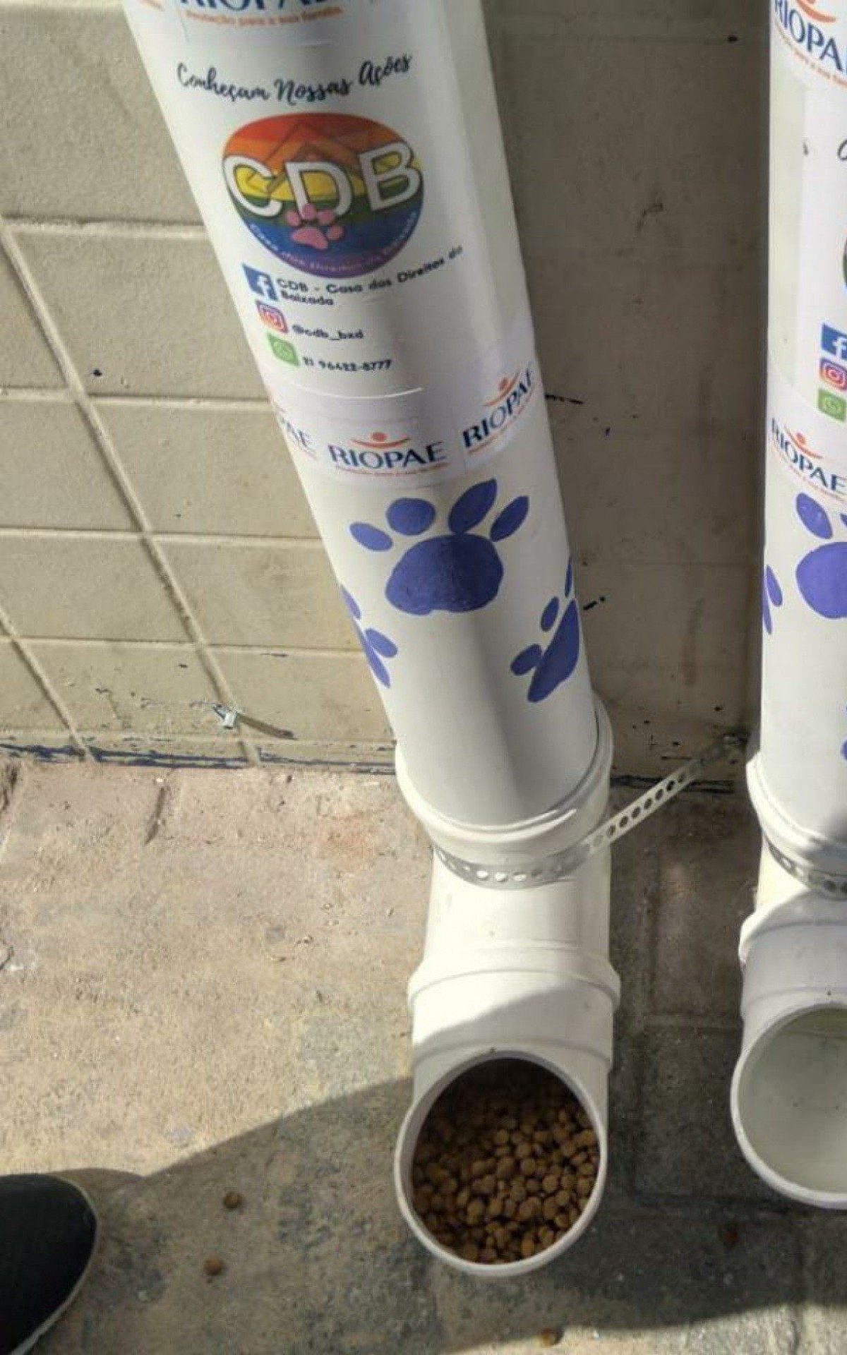 Comedouro e Bebedouro instalado pela Casa dos Direitos da Baixada - CDB e Riopae