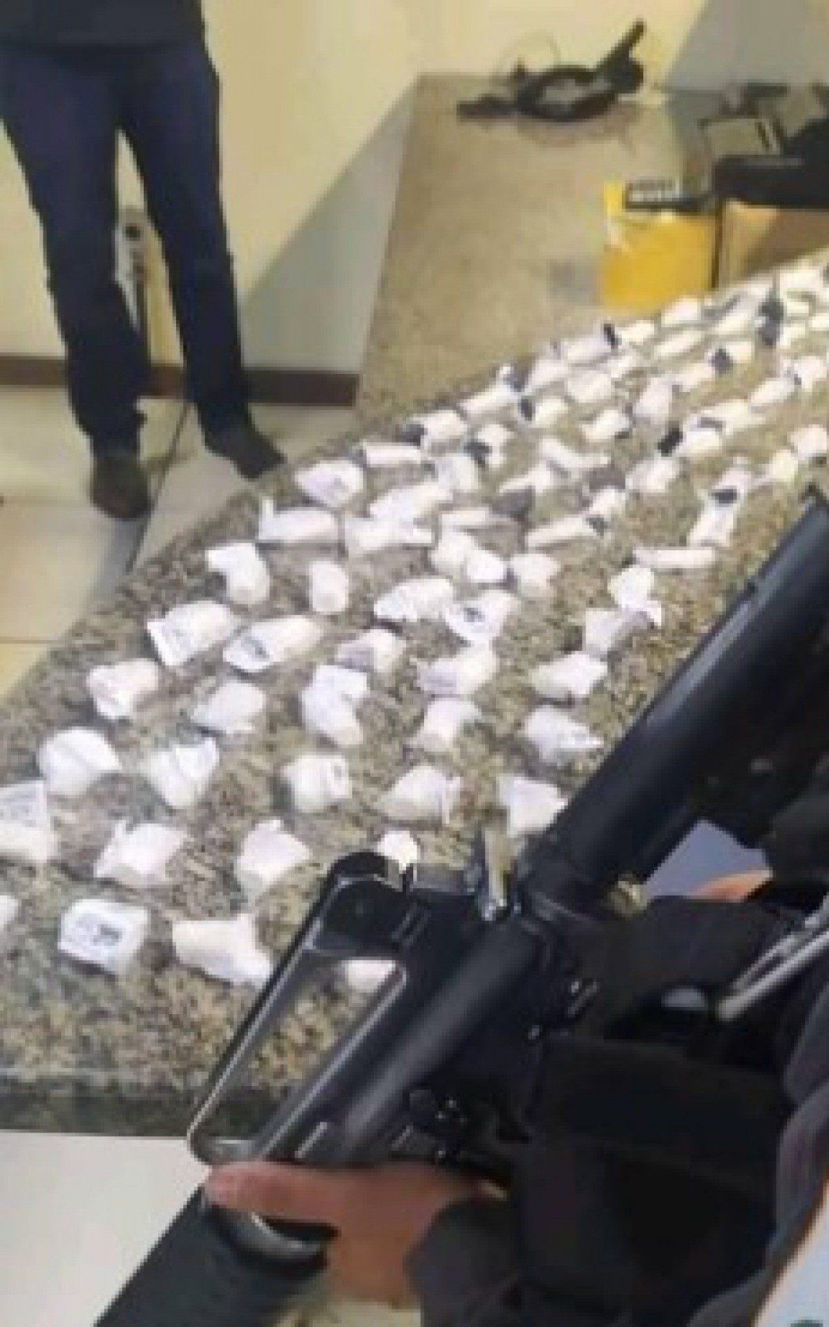 Após a abordagem, mais 15 pinos de cocaína foram localizados. O jovem confessou ser o dono do material e fazer parte do tráfico.