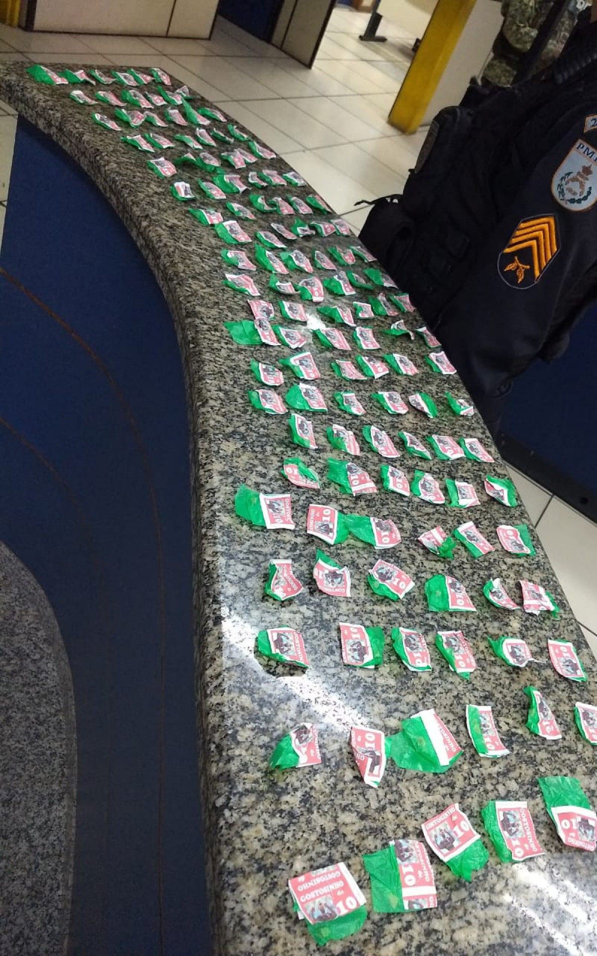 Agentes da 1&ordf; Cia realizaram buscas e apreenderam material entorpecente.