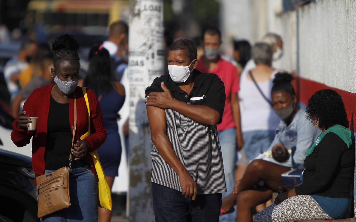 Fila para vacina&ccedil;&atilde;o contra a covid-19 no posto de Centro Municipal de Sa&uacute;de em Caxias