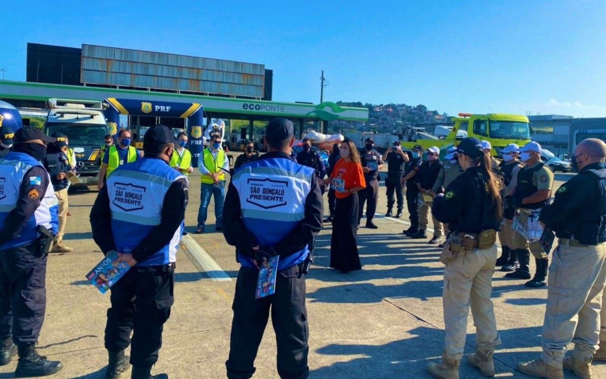Motoristas de caminh&atilde;o que trafegavam pela ponte Rio-Niter&oacute;i aceitaram convite dos policiais rodovi&aacute;rios para assistir &agrave; palestra 'Pedofilia &eacute; crime'