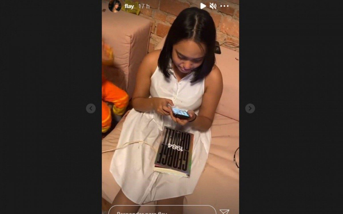 Flayslane presenteia irmã com celular escondido em livro de George Orwell - Reprodução/Instagram
