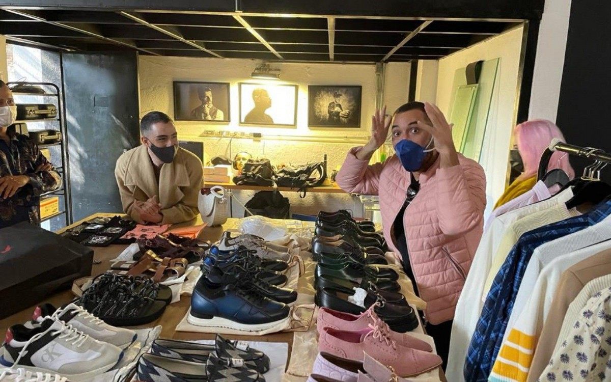 Gil nos bastidores de ensaio para a GQ Brasil - Divulgação/GQ Brasil