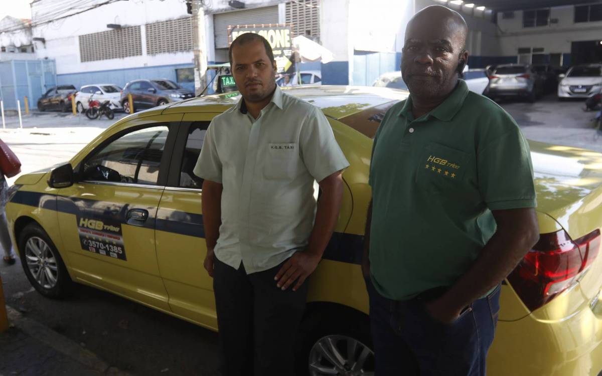 Geral -  Taxistas falam sobre nao poder mais negociar as autonomias. Na foto, a esquerda, Jose Francisco e a direita de blusa verde,Jair Luiz.