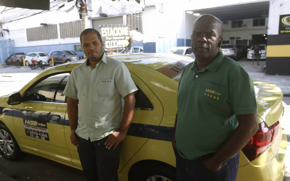 Taxistas falam sobre proibição de transferência de autonomias. Na foto, José Francisco (à esquerda) e Jair Luiz (à direita) - Reginaldo Pimenta / Agencia O Dia