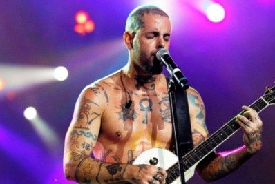 Tico Santa Cruz diz que investe em maconha